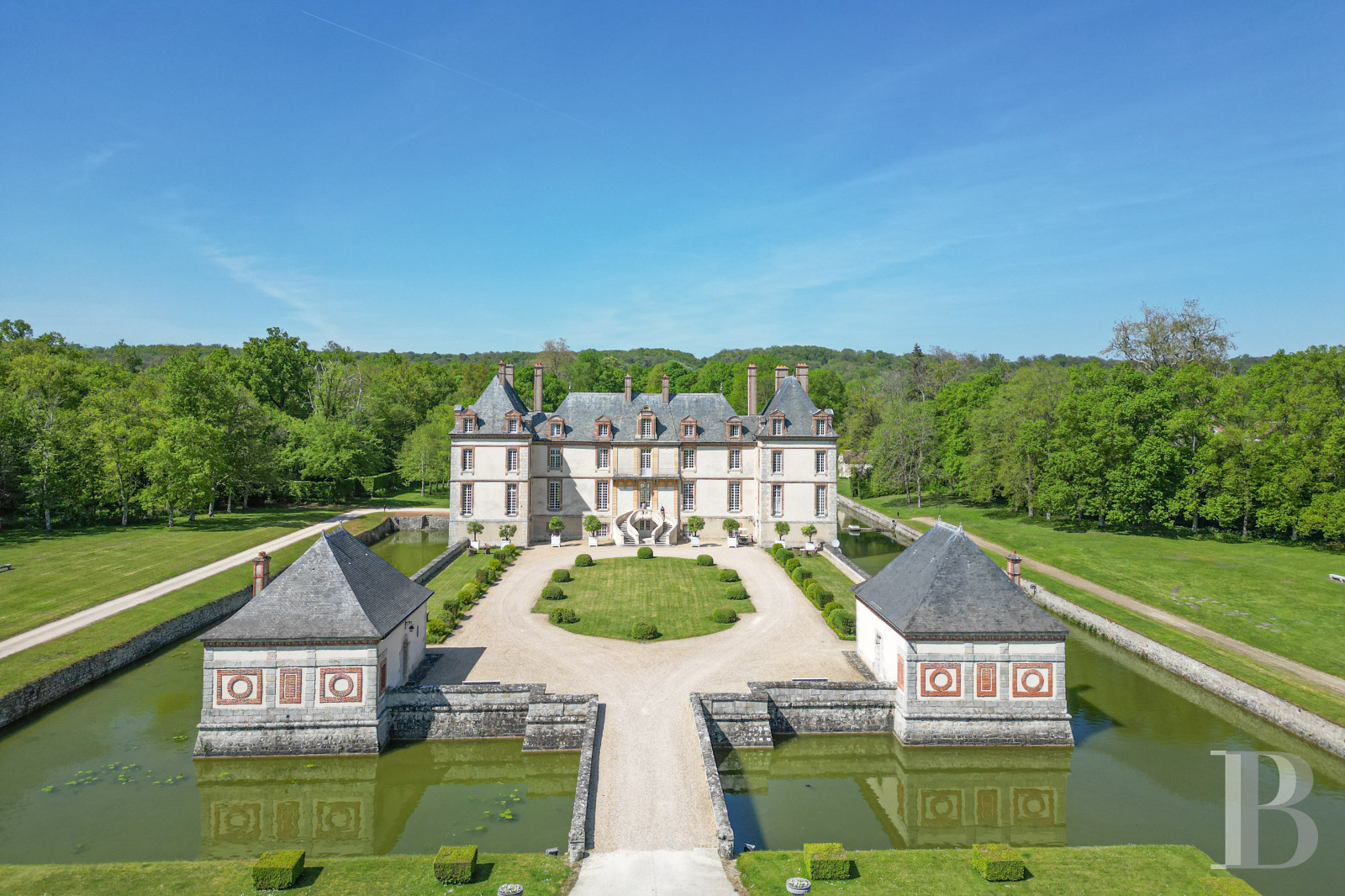 A 17th century family chateau in Seine-et-Marne, between Fontainebleau and Nemours - photo  n°1